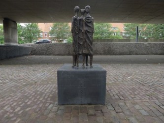 Observatorium - First sculpture installed at Museum of Orphaned Sculpture - gezin onder viaduct