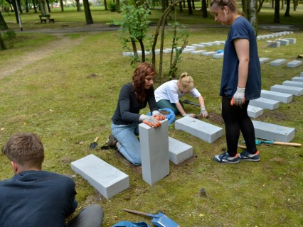 Observatorium - Treatment of the soil - Kuracja dla ziemi – ZIELONA GORA, Poland - steenleggen