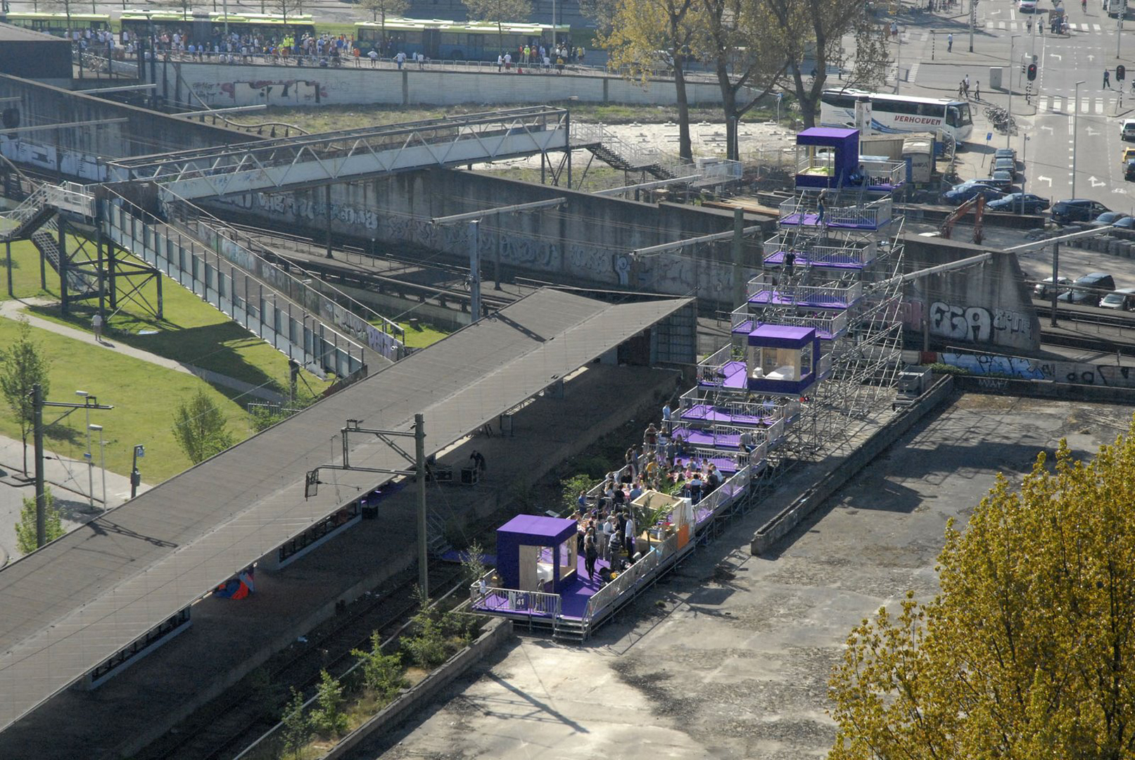 Observatorium - Perron Mozaïque - perron met de Rotterdam marathon op de achtergrond